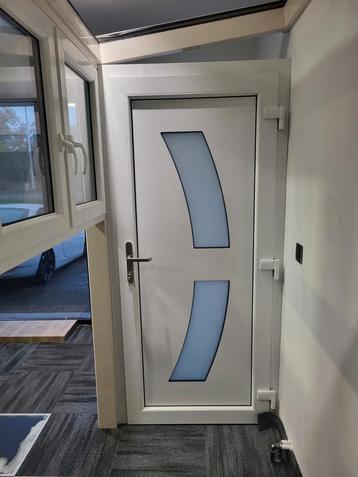 Nouvelle porte extérieure de luxe en pvc Aluplast porte exté disponible aux enchères