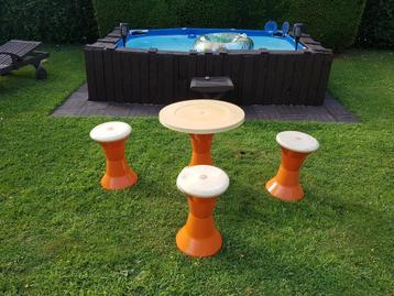 Vintage kruk Tam Tam & tafel jaren '60 beschikbaar voor biedingen