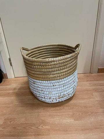 Grote beige-witte rotan mand beschikbaar voor biedingen
