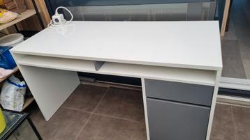 Wit gelakt bureel beschikbaar voor biedingen