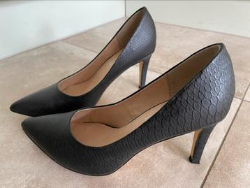 Zwarte elegante pumps beschikbaar voor biedingen