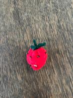 Stoffen broche met aardbei, Overige materialen, Gebruikt, Minder dan 4 cm, Ophalen of Verzenden