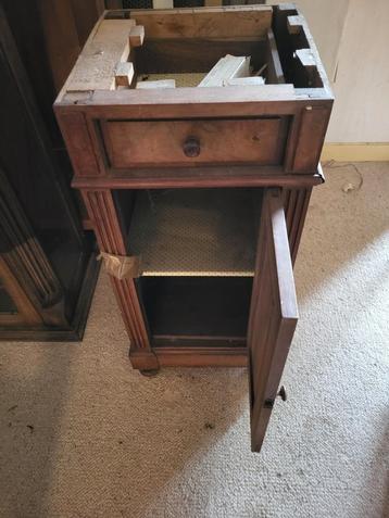 Table de chevet  beschikbaar voor biedingen