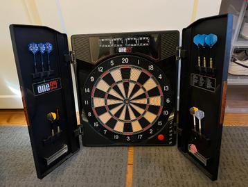 Dartsbord elektronisch met pijltjes en accessoires beschikbaar voor biedingen
