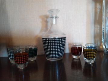 Retro karaf met 6 borrelglaasjes, jaren '60 (ruitpatroon) beschikbaar voor biedingen