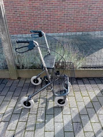 Onberispelijke rollator met 4 wielen, opvouwbaar en uitgerus beschikbaar voor biedingen