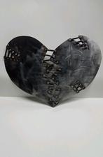 Metalen hart met "naden" - een handgemaakt kunstobject., Antiek en Kunst, Ophalen of Verzenden