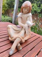 Decoratief porseleinen beeld Lladro: meisje met duif, Verzamelen, Ophalen