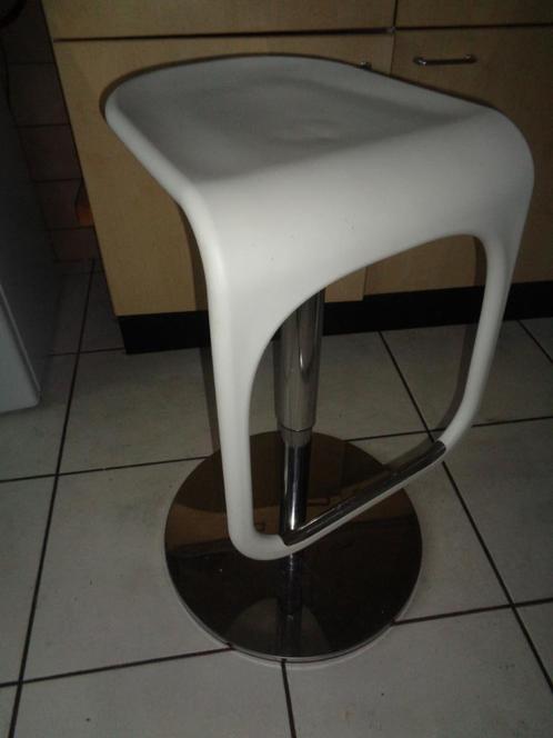 Designkruk in hoogte verstel- en zwenkbaar, Huis en Inrichting, Barkrukken, Zo goed als nieuw, 60 tot 90 cm, Kunststof, Metaal