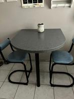 Aan muur bevestigde keukentafel met poot en twee stoelen, Huis en Inrichting, Tafels | Eettafels, Ophalen, Gebruikt