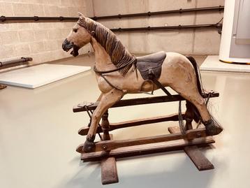 Houten antieken zeer oud schommelpaard beschikbaar voor biedingen