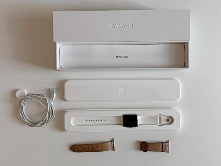 Apple Watch Sport 42mm - 7000 Series Silver Alu, Bijoux, Sacs & Beauté, Montres connectées, Utilisé, iOS, Blanc, Enlèvement