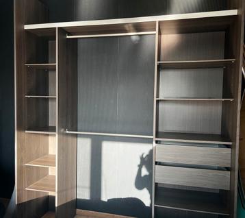 Armoire ouverte extensible disponible aux enchères