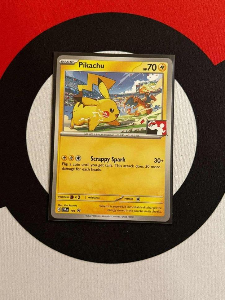 Pokémon - Pikachu SVP101 Promo - NM, Hobby en Vrije tijd, Verzamelkaartspellen | Pokémon, Zo goed als nieuw, Losse kaart, Ophalen of Verzenden