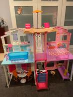 Barbiehuis met alle toebehoren en sportwagen, Kinderen en Baby's, Ophalen, Zo goed als nieuw