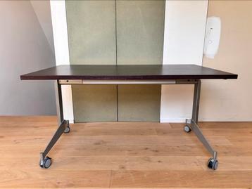 Bureautafel met kantelbaar bruin werkblad en grijs onderstel beschikbaar voor biedingen
