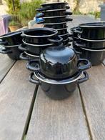 Tien kleine mosselpotjes, Huis en Inrichting, Keuken | Potten en Pannen, Ophalen of Verzenden, Zo goed als nieuw, Overige materialen