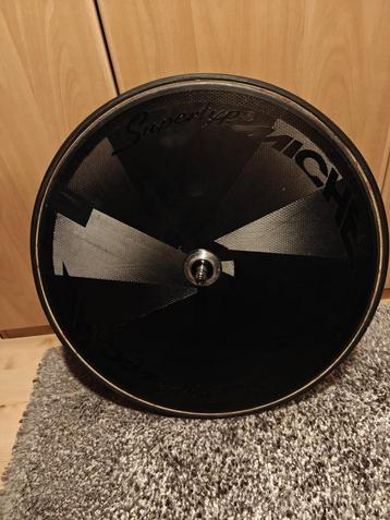 Onderdelen voor pistefiets en helmen beschikbaar voor biedingen