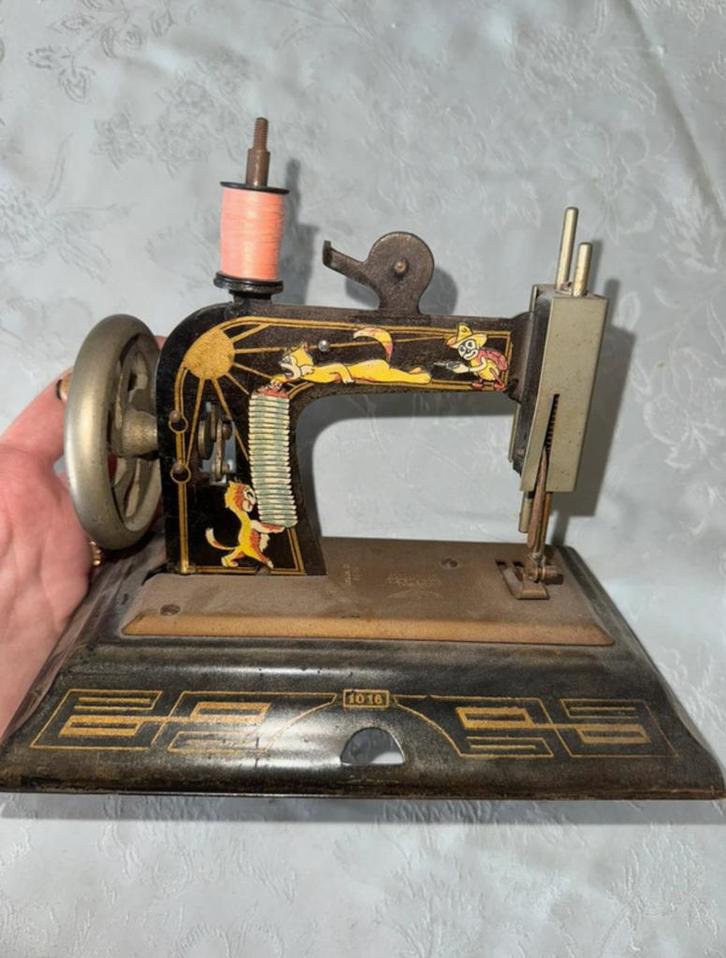 Ancienne mini machine à coudre jouet vintage (modèle 1016), Antiek en Kunst, Antiek | Naaimachines, Ophalen