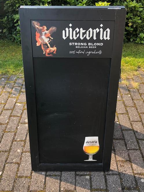 Tableau noir double face Victoria - 111 cm x 58 cm, Collections, Marques de bière, Utilisé, Panneau, Plaque ou Plaquette publicitaire