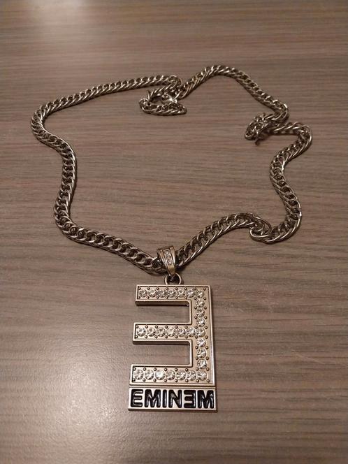 Zilverkleurige ketting EMINEM, Handtassen en Accessoires, Kettingen, Nieuw, Overige materialen, Zilver, Met hanger, Met strass