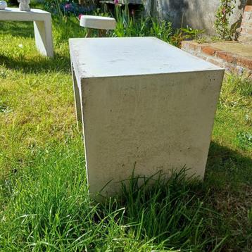 Betonnen bankjes wit/grijs beschikbaar voor biedingen