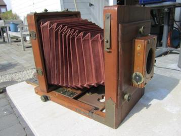 Antiek fotoapparaat met verstelbare accordeon beschikbaar voor biedingen
