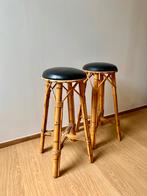 2 vintage bamboe & skai barkrukken, Huis en Inrichting, Barkrukken, Gebruikt, Met voetsteun, 60 tot 90 cm, 2 krukken