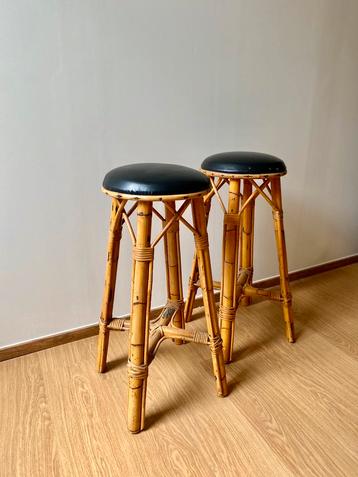 2 vintage bamboe & skai barkrukken beschikbaar voor biedingen