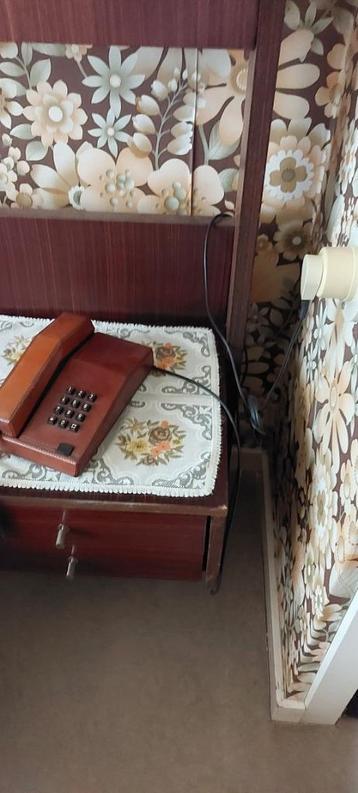 telefoontoestel – vintage model met lederen bekleding beschikbaar voor biedingen