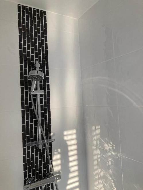 Witte, exclusieve, Italiaanse designtegels met relief douche, Huis en Inrichting, Badkamer | Complete badkamers, Nieuw, Ophalen