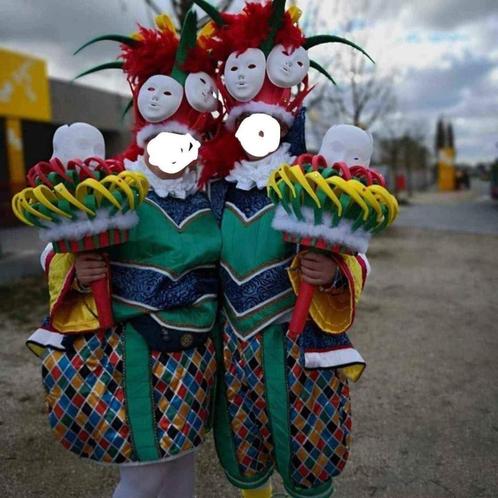 Mooie carnavalskostuums met maskers, hoeden, scepters en vee, Hobby en Vrije tijd, Overige Hobby en Vrije tijd, Gebruikt, Ophalen