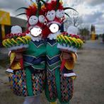 Mooie carnavalskostuums met maskers, hoeden, scepters en vee, Gebruikt, Ophalen