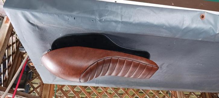 Belle selle de moto avec éclairage LED marron, Autos : Pièces & Accessoires, Moteurs & Accessoires, Enlèvement ou Envoi