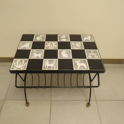 Vintage bijzettafel tegeltafel horoscopen kranten/wijnrek, Antiek en Kunst, Curiosa en Brocante, Ophalen