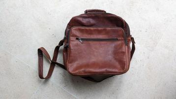 Chesterfield type reistasje in rood-bruin soepel fijn leder. beschikbaar voor biedingen