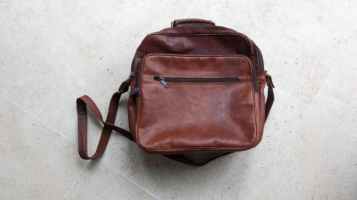 Chesterfield type reistasje in rood-bruin soepel fijn leder., Handtassen en Accessoires, Tassen | Reistassen en Weekendtassen