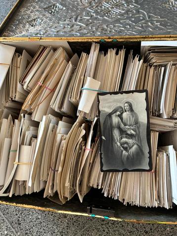 Doos met oude bidprentjes beschikbaar voor biedingen