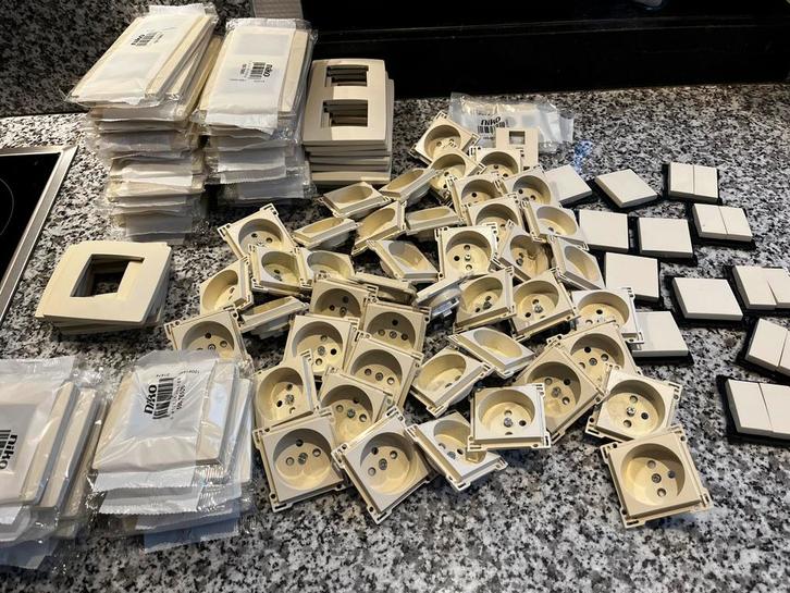 Niko onderdelen, Doe-het-zelf en Bouw, Elektriciteit en Kabels, Nieuw, Stopcontact, Ophalen