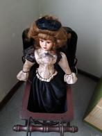 Porseleinen pop in oude poppen koets voor decoratie, Enlèvement, Comme neuf, Poupée