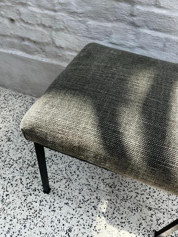 Vintage voetbank/poef beschikbaar voor biedingen