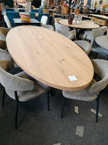 Ovale eiken tafel (outlet) beschikbaar voor biedingen