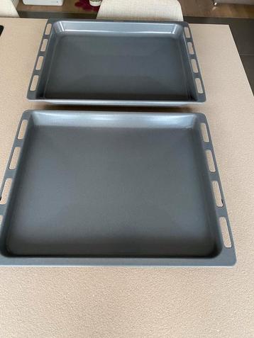 2 stuks Geëmailleerde bakplaten beschikbaar voor biedingen