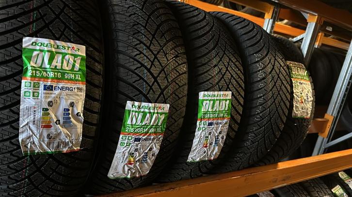 215 60 16 99H 4 seizoenen merk Doublestar prijs 85 euro, Auto-onderdelen, Banden en Velgen, Band(en), All Season, 16 inch, 215 mm