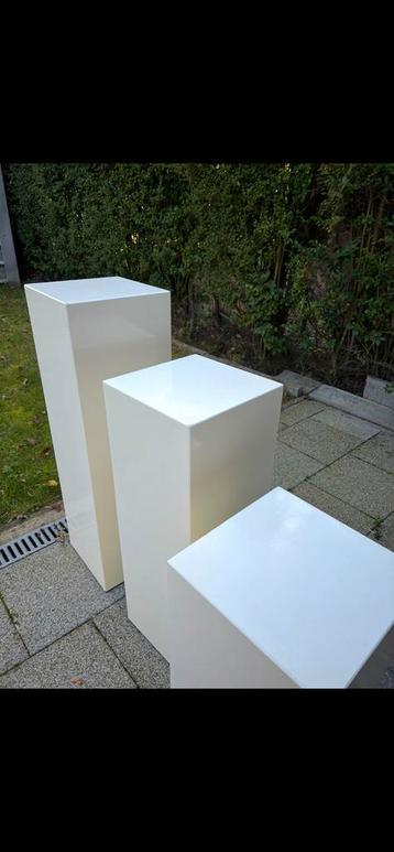 3 delige witte zuilen met bijpassende hoezen beschikbaar voor biedingen