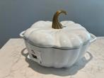 Nieuwe Staub pompoenpan, wit, 24 cm, inhoud 3,25 liter, Huis en Inrichting, Keuken | Potten en Pannen, Gietijzer, Nieuw, Ophalen of Verzenden