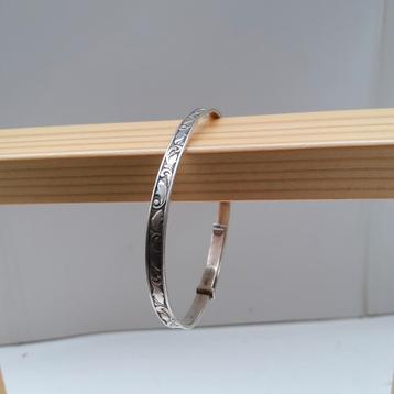 Zilveren armbandje met gegraveerd motief. beschikbaar voor biedingen