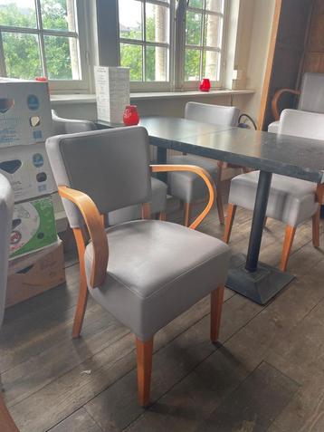 Grijze leren stoel met houten frame beschikbaar voor biedingen
