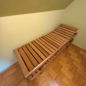 2 houten tuinbedden beschikbaar voor biedingen