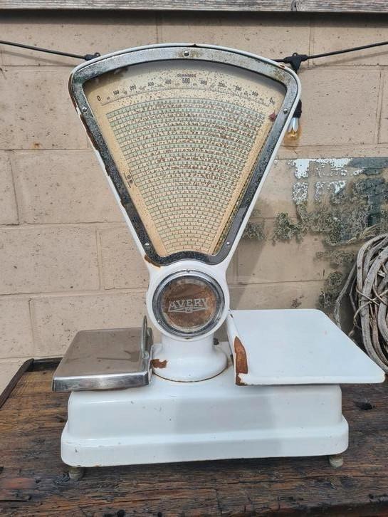 Oude wit geëmailleerde weegschaal Avery, Antiek en Kunst, Curiosa en Brocante, Ophalen